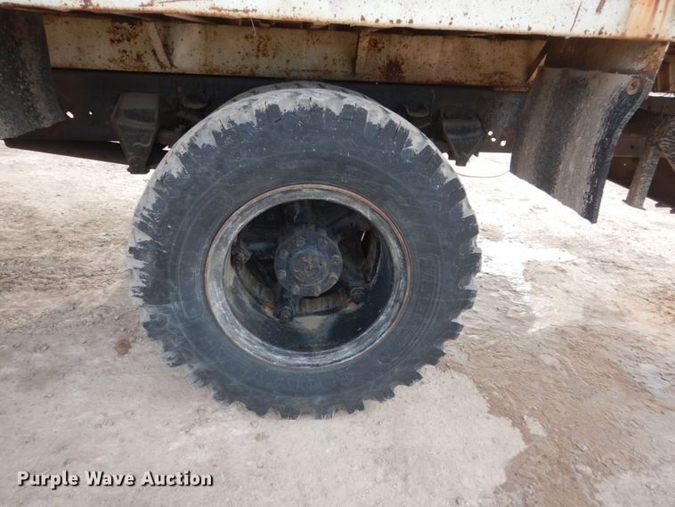 image for item GW9476 1986 Ford F800 dump truck