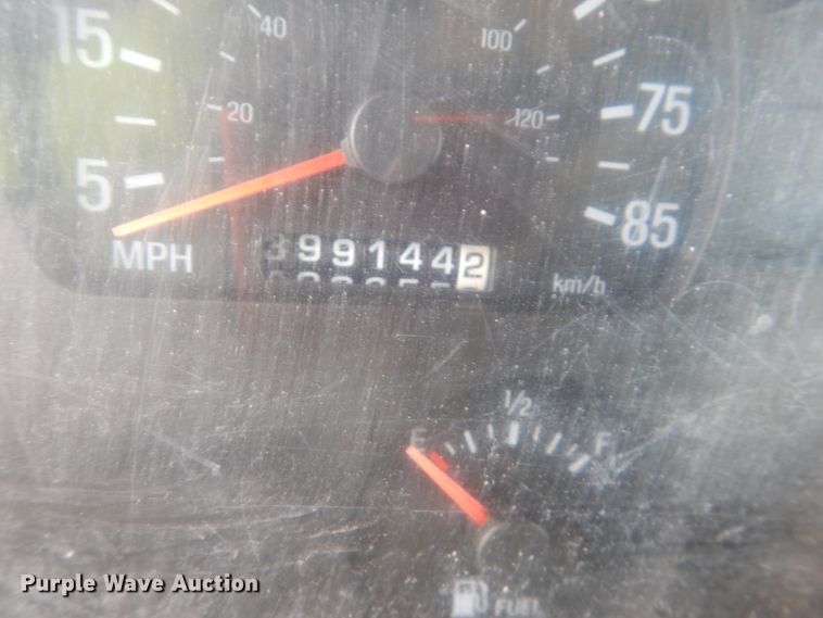 image for item GW9477 1998 Ford LNT8000 dump truck