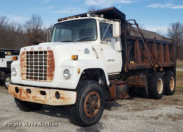 image for item L1435 1982 Ford 8000 dump truck