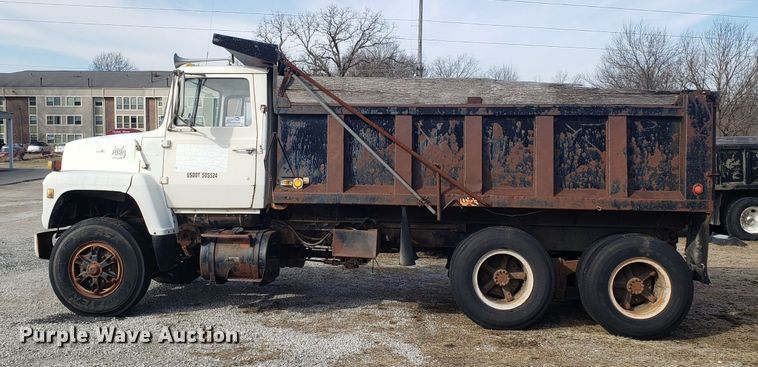 image for item L1435 1982 Ford 8000 dump truck