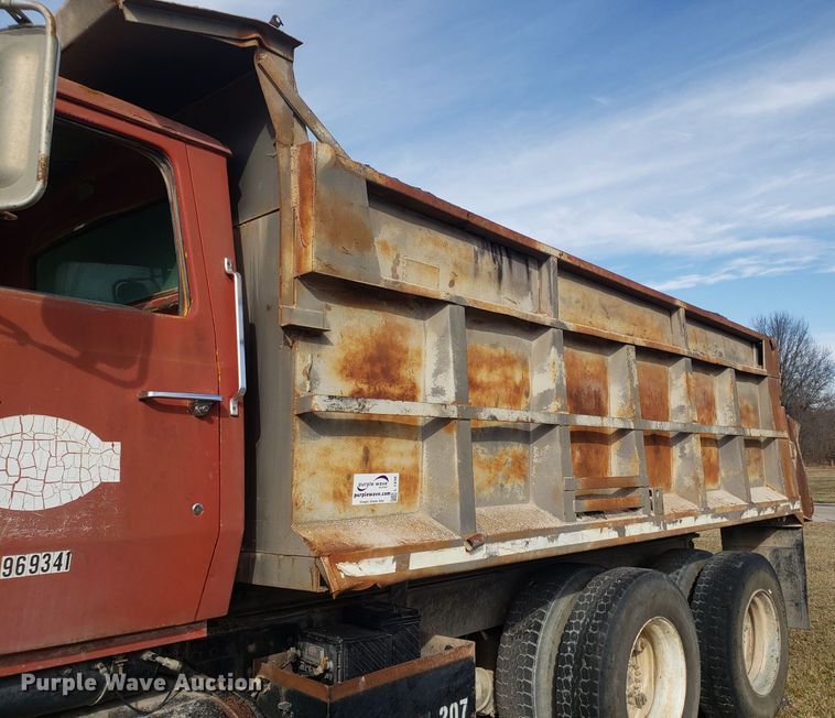 image for item L1436 1978 Ford L8000 dump truck