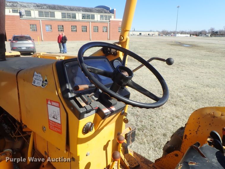 image for item DC3293 1985 John Deere 401D backhoe