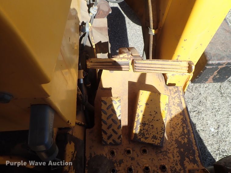 image for item DC3293 1985 John Deere 401D backhoe