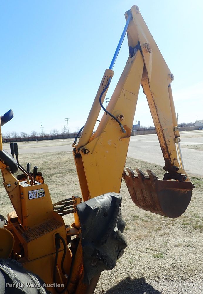 image for item DC3293 1985 John Deere 401D backhoe