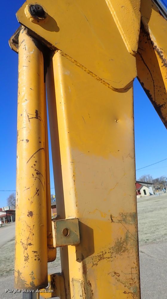 image for item DC3293 1985 John Deere 401D backhoe