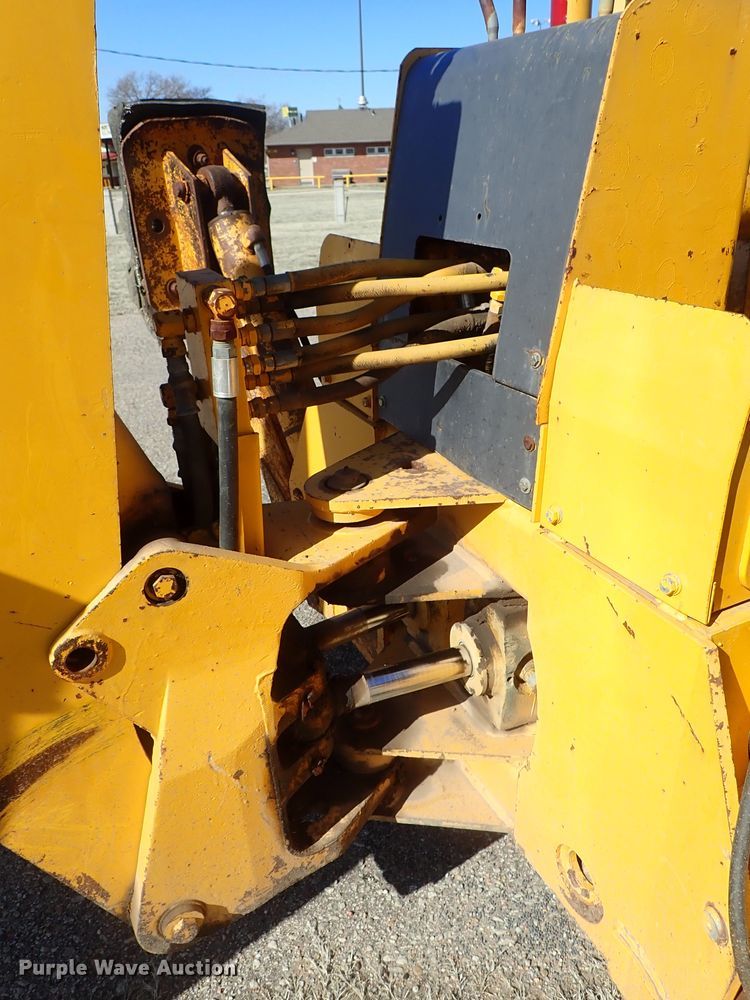 image for item DC3293 1985 John Deere 401D backhoe