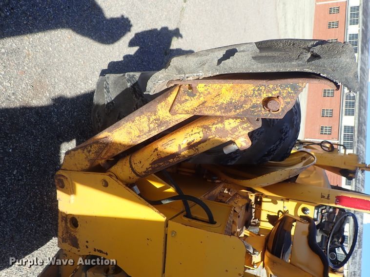 image for item DC3293 1985 John Deere 401D backhoe