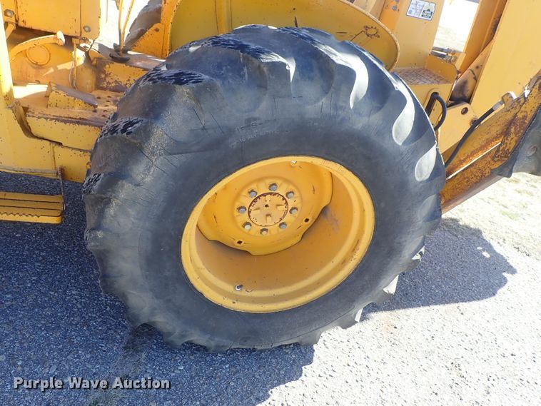 image for item DC3293 1985 John Deere 401D backhoe