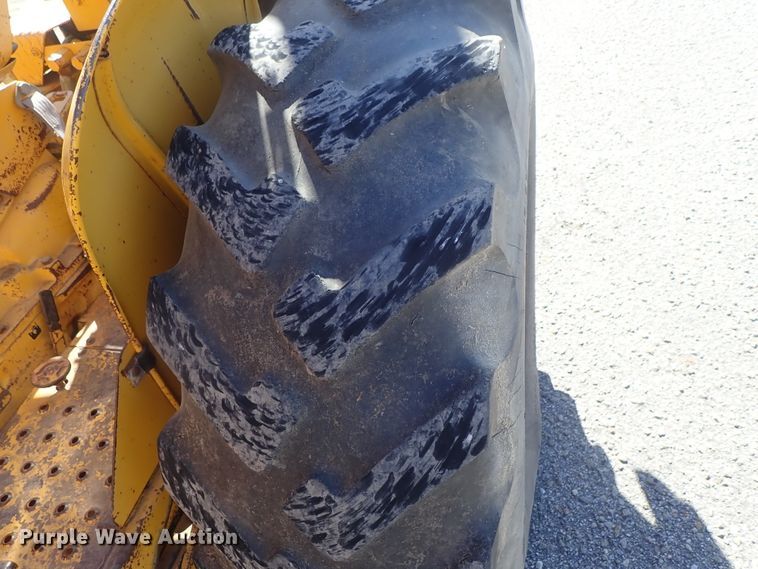 image for item DC3293 1985 John Deere 401D backhoe