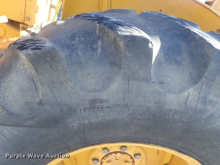 image for item DC3293 1985 John Deere 401D backhoe