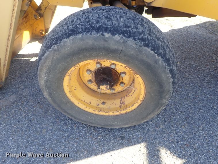 image for item DC3293 1985 John Deere 401D backhoe