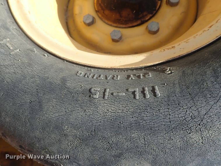 image for item DC3293 1985 John Deere 401D backhoe