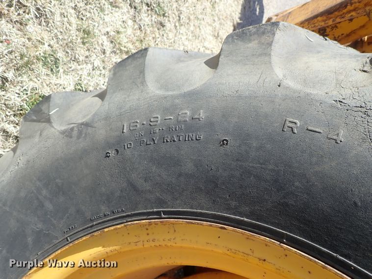 image for item DC3293 1985 John Deere 401D backhoe