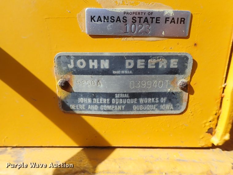 image for item DC3293 1985 John Deere 401D backhoe