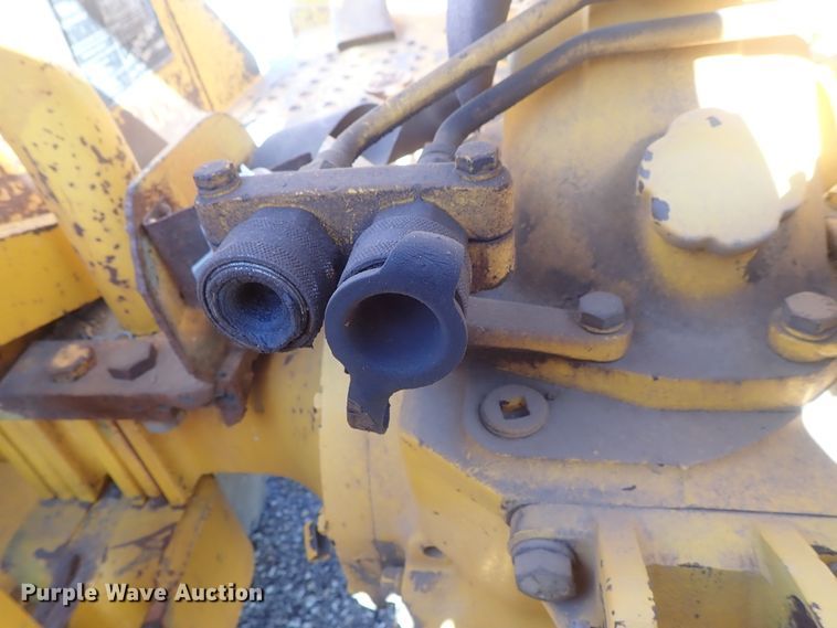 image for item DC3293 1985 John Deere 401D backhoe