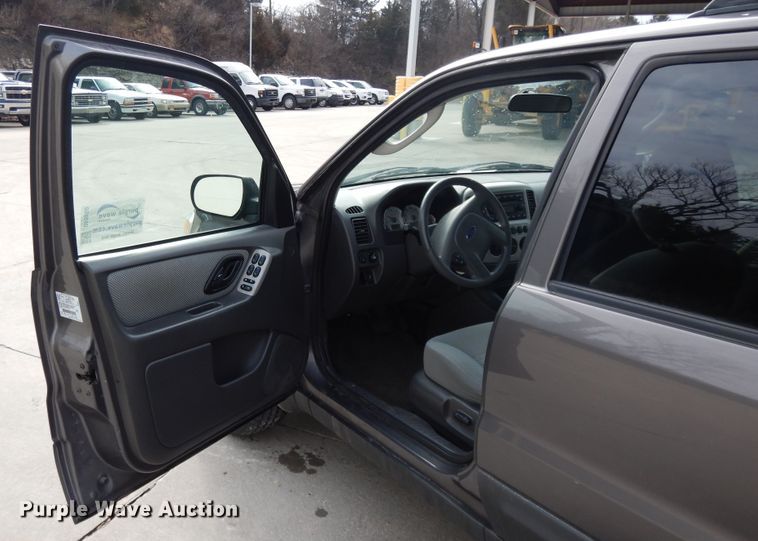 image for item DF5860 2005 Ford Escape Hybrid SUV
