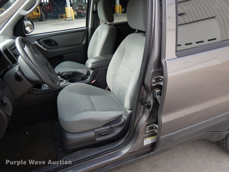 image for item DF5860 2005 Ford Escape Hybrid SUV