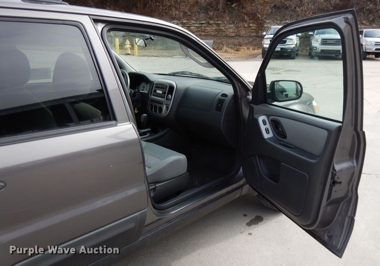 image for item DF5860 2005 Ford Escape Hybrid SUV