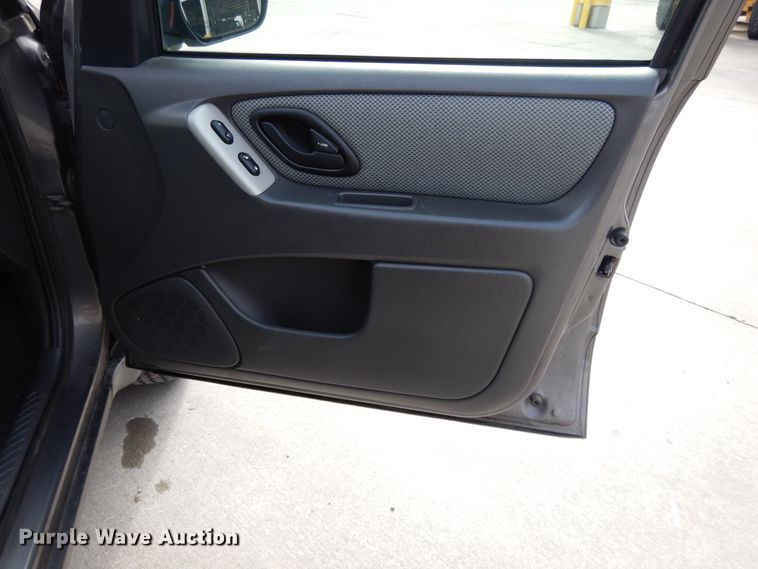 image for item DF5860 2005 Ford Escape Hybrid SUV