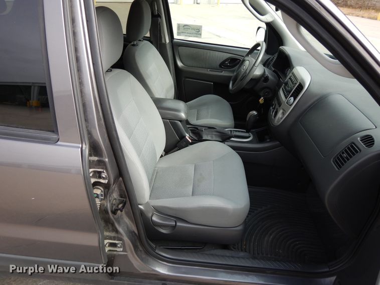 image for item DF5860 2005 Ford Escape Hybrid SUV