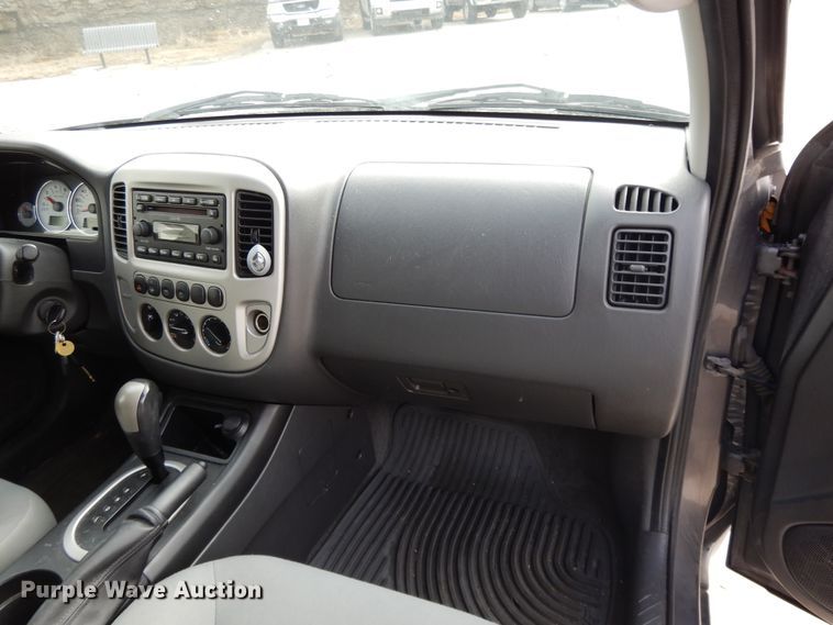 image for item DF5860 2005 Ford Escape Hybrid SUV