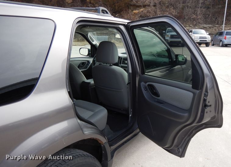 image for item DF5860 2005 Ford Escape Hybrid SUV