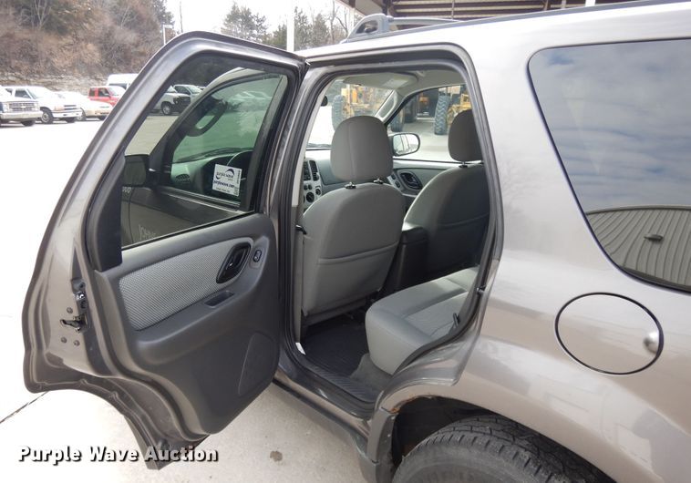 image for item DF5860 2005 Ford Escape Hybrid SUV