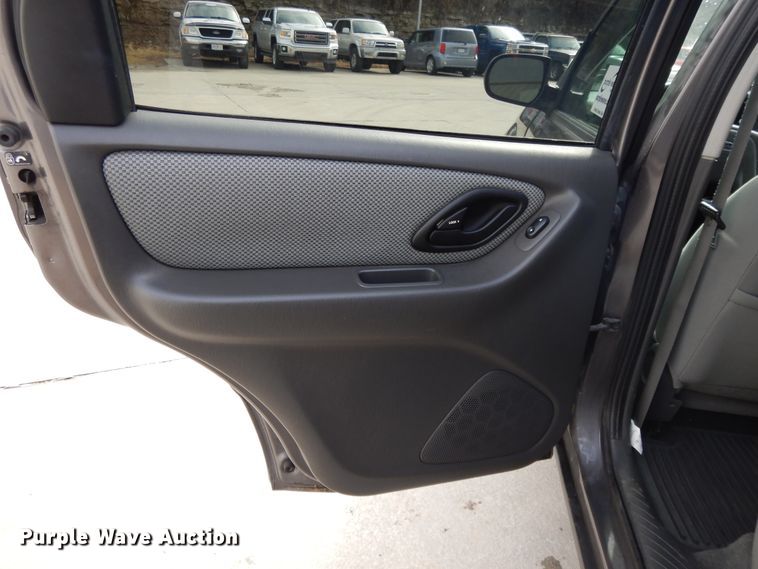 image for item DF5860 2005 Ford Escape Hybrid SUV