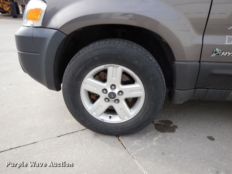 image for item DF5860 2005 Ford Escape Hybrid SUV