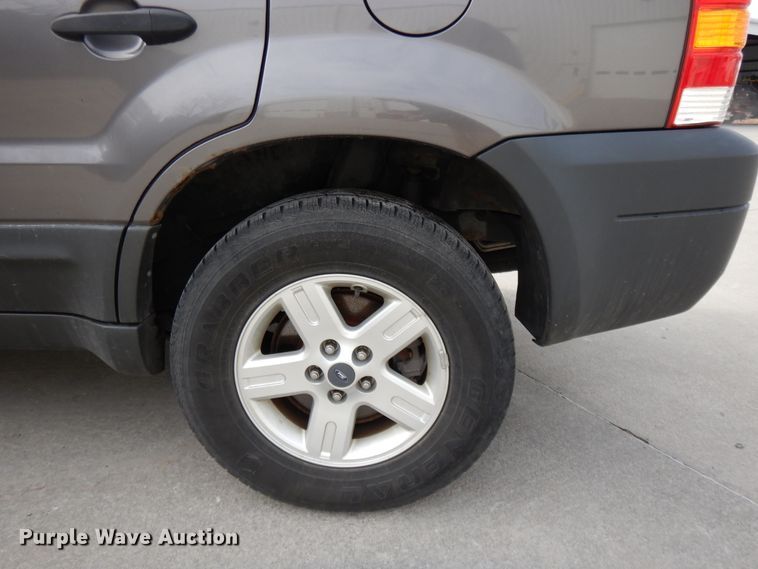image for item DF5860 2005 Ford Escape Hybrid SUV