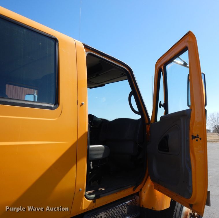 image for item DF5929 2006 International 7400 dump truck