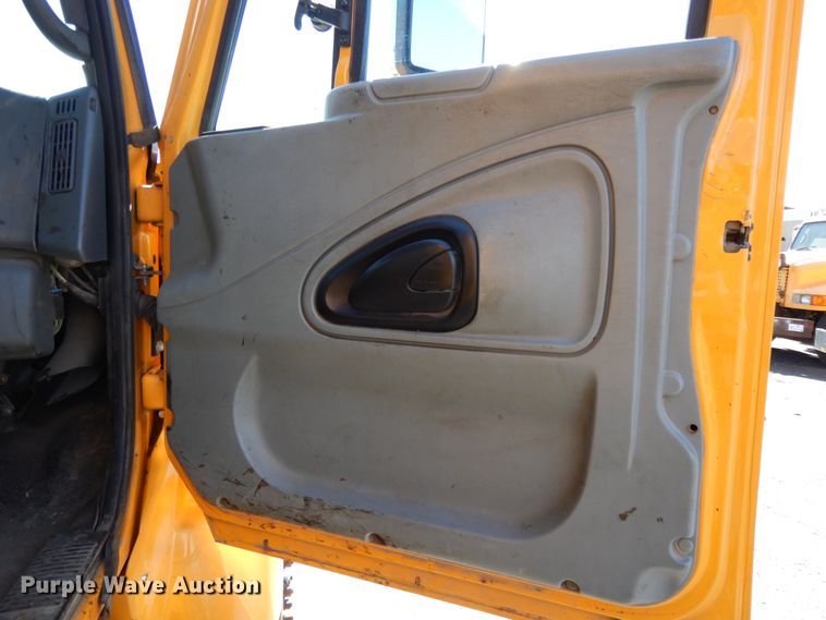 image for item DF5929 2006 International 7400 dump truck