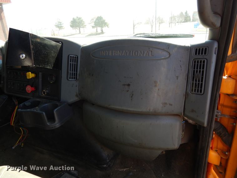 image for item DF5929 2006 International 7400 dump truck