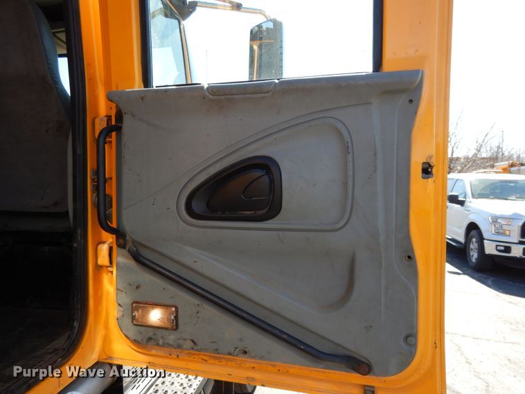 image for item DF5929 2006 International 7400 dump truck