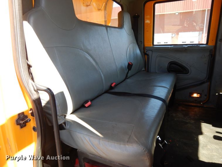 image for item DF5929 2006 International 7400 dump truck