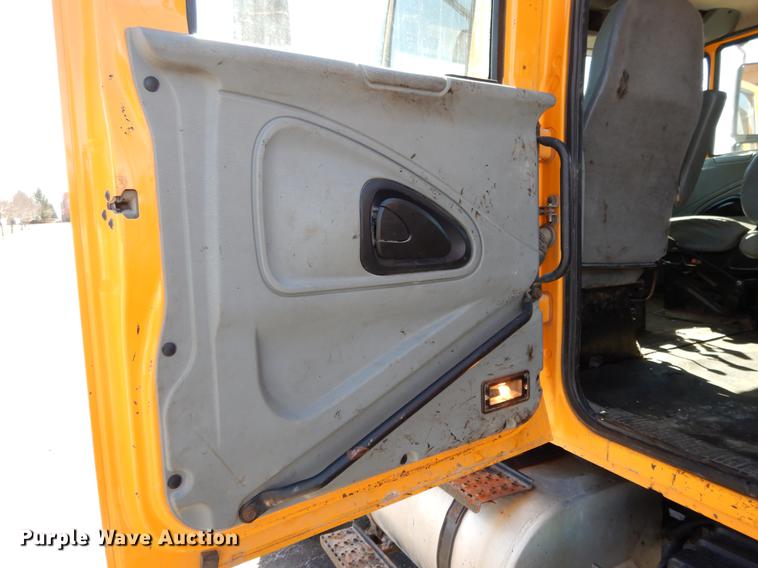 image for item DF5929 2006 International 7400 dump truck
