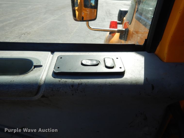 image for item DF5929 2006 International 7400 dump truck