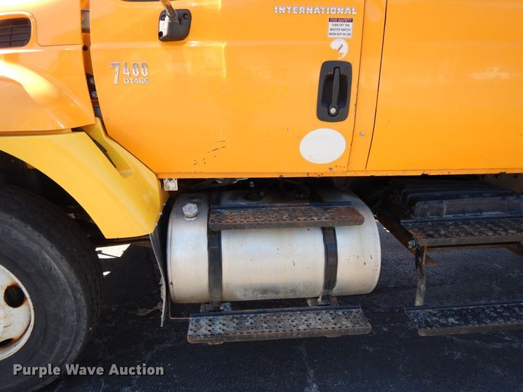 image for item DF5929 2006 International 7400 dump truck