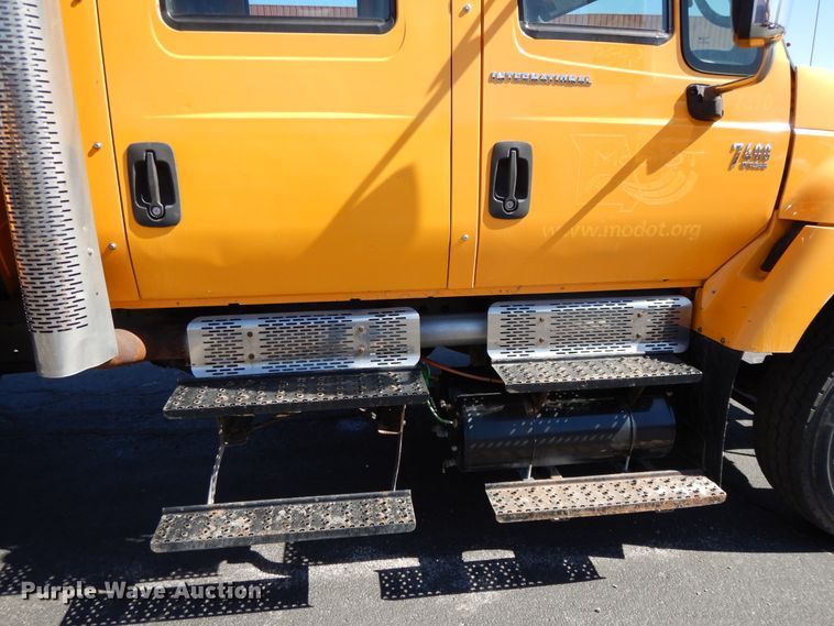 image for item DF5929 2006 International 7400 dump truck