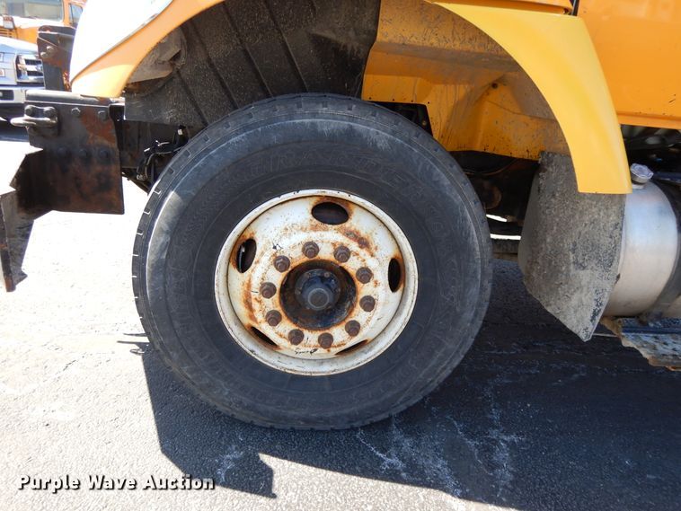 image for item DF5929 2006 International 7400 dump truck