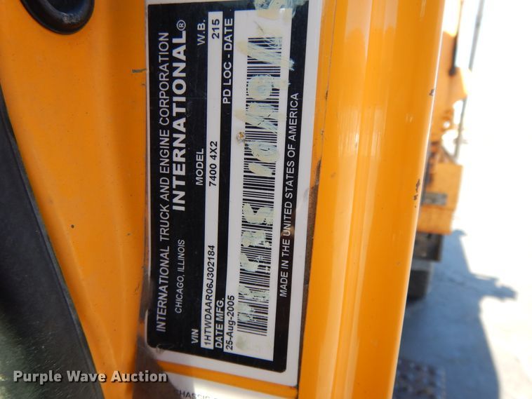 image for item DF5929 2006 International 7400 dump truck