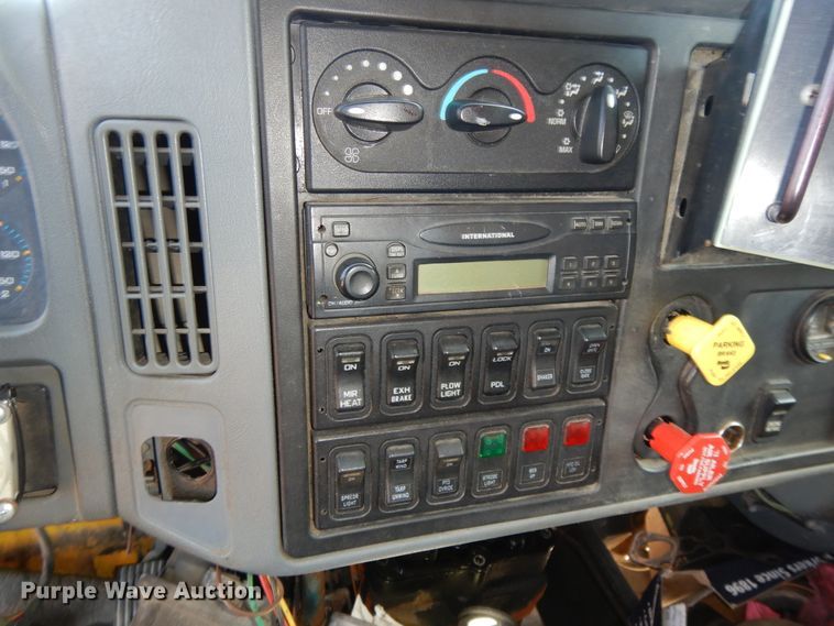 image for item DF5931 2006 International 7400 dump truck