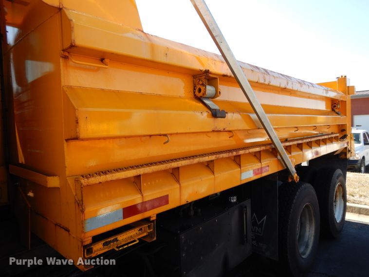 image for item DF5931 2006 International 7400 dump truck