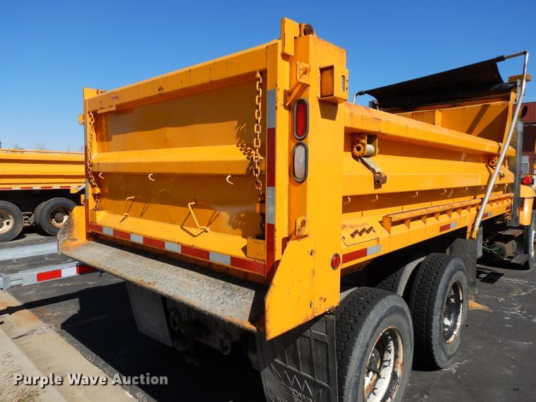 image for item DF5931 2006 International 7400 dump truck