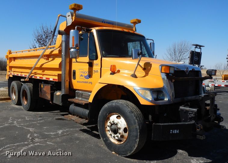 image for item DF5932 2006 International 7400 dump truck