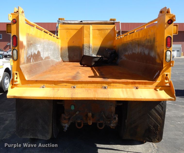 image for item DF5932 2006 International 7400 dump truck
