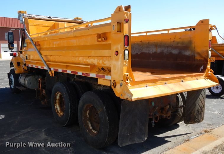 image for item DF5932 2006 International 7400 dump truck