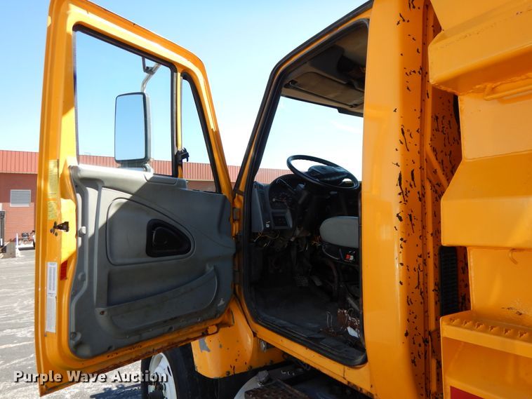 image for item DF5932 2006 International 7400 dump truck