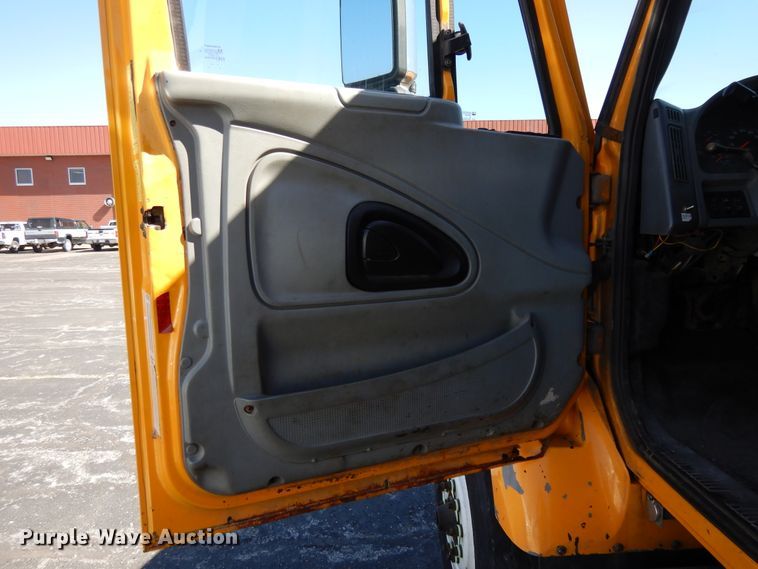 image for item DF5932 2006 International 7400 dump truck