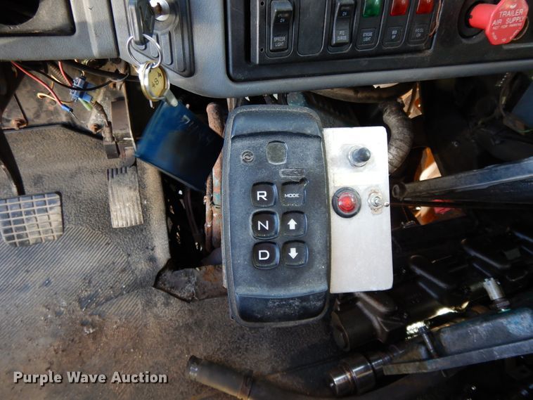 image for item DF5932 2006 International 7400 dump truck